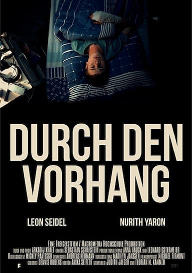 Durch den Vorhang